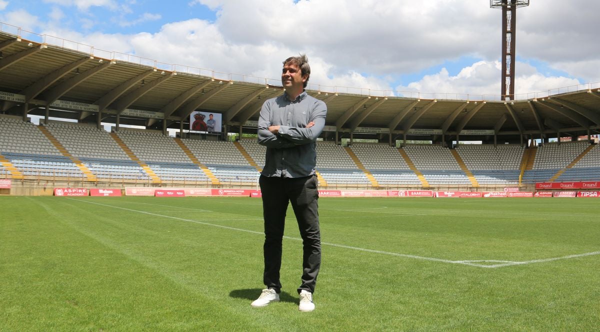 El técnico bilbaíno ha sido presentado como nuevo entrenador de la Cultural.