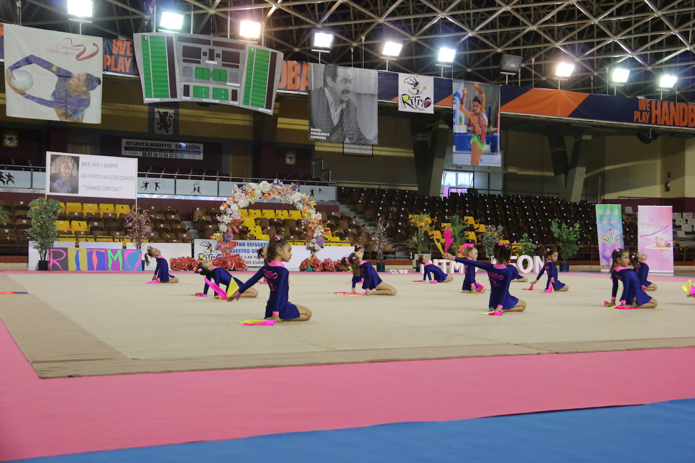 En torno a 150 gimnastas del club leonés se dan cita en el evento con el que se cierra el curso en el Palacio de los Deportes de León con exhibiciones y distintos ejercicios