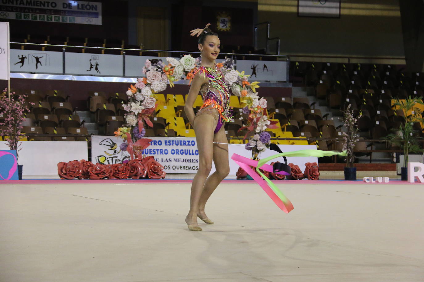 En torno a 150 gimnastas del club leonés se dan cita en el evento con el que se cierra el curso en el Palacio de los Deportes de León con exhibiciones y distintos ejercicios