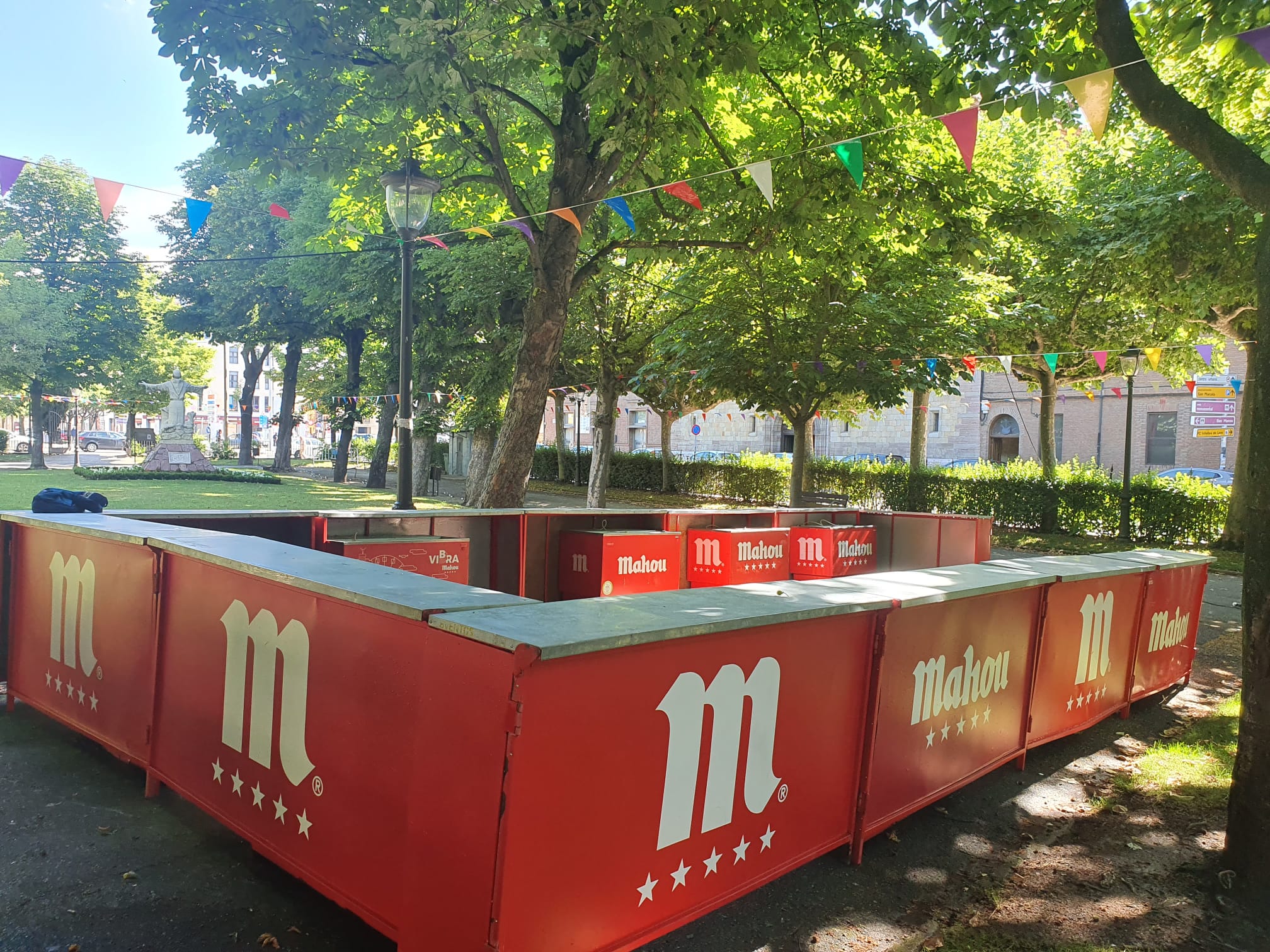 Organizadores ultimando detalles ante de la inauguración del evento.