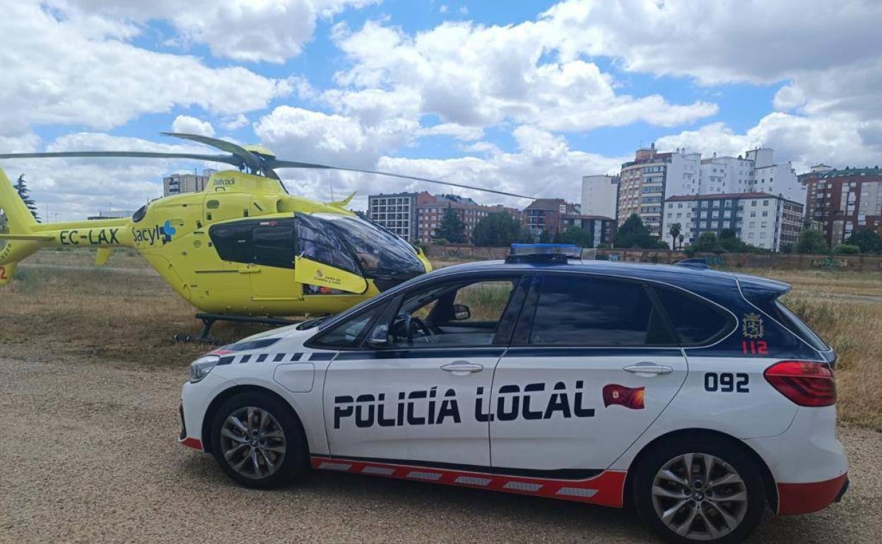 Imagen de la Policía Local en el traslado del joven en helicóptero. 