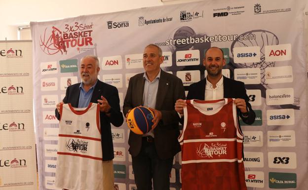 Presentación de las actividades de baloncesto para las fiestas de San Juan y San Pedro en León, en la foto el presidente de la Federación de Castilla y León de Baloncesto, Óscar Castañeda (izquierda), el concejal de Deportes del Ayuntamiento de León, Vicente Canuria (centro). 