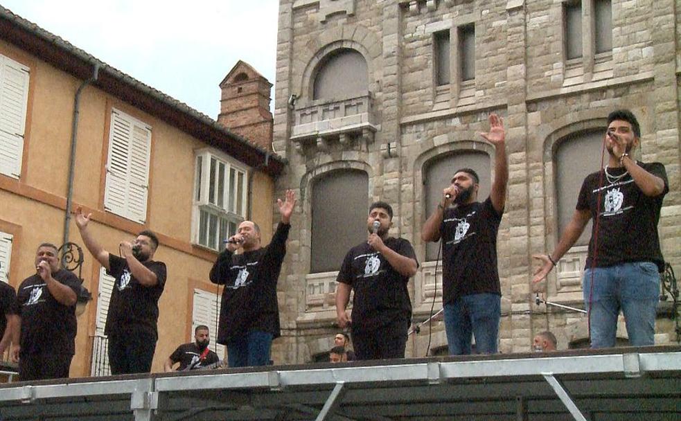 Algunos de los integrantes del coro en el concierto de este martes en León. 