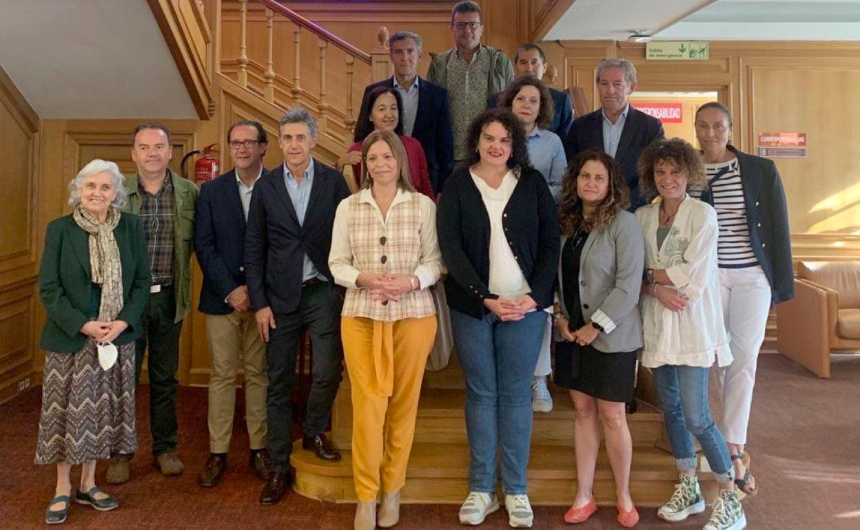 Foto de familia a la concluión de la reunión mantenida en el Ayuntamiento de la capital. 