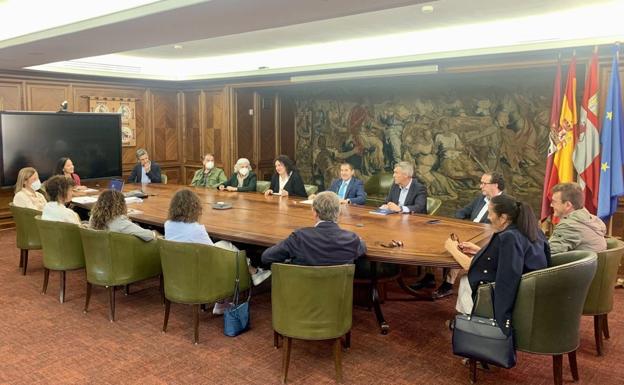 Imagen del encuentro mantenido este martes en el Ayuntamiento de León. 