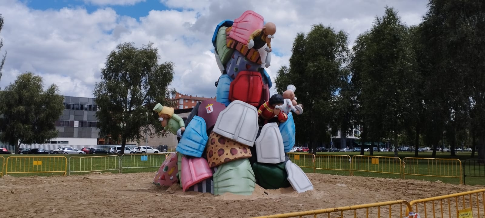 Fotos: Instalación de la hoguera de San Juan