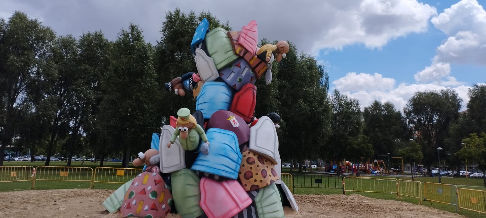 Fotos: Instalación de la hoguera de San Juan