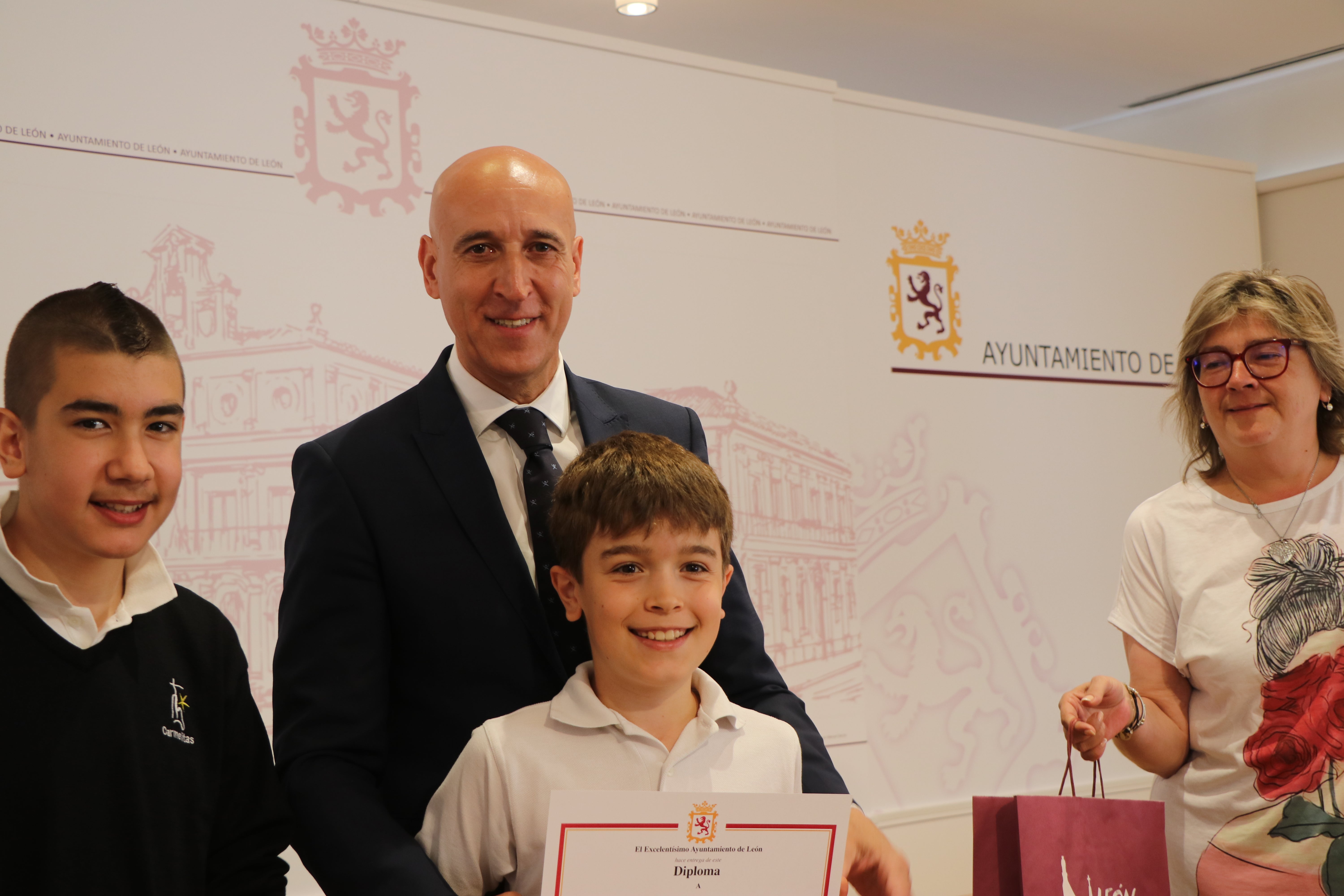 El alcalde de León, José Antonio Diez posa con los premiados de la séptima edición del concurso 'Microrrelatos por la igualdad'. 