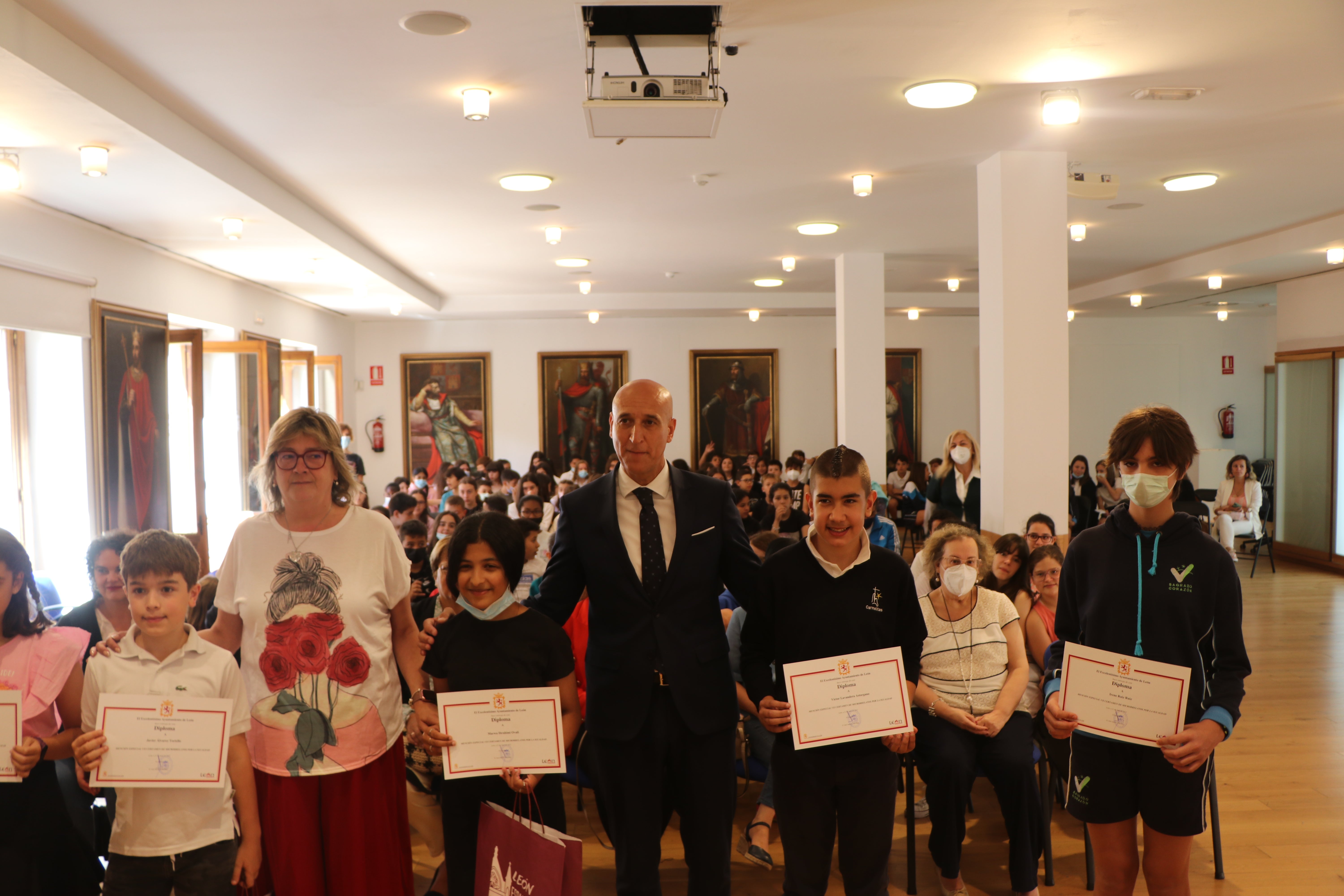 El alcalde de León, José Antonio Diez posa con los premiados de la séptima edición del concurso 'Microrrelatos por la igualdad'. 