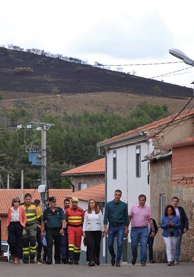 El presidente del Gobierno, Pedro Sánchez, en la zona afectada por el incendio. 