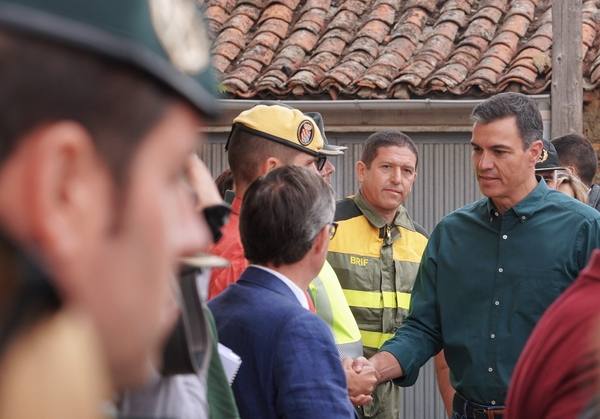 El presidente del Gobierno, Pedro Sánchez, en la zona afectada por el incendio. 