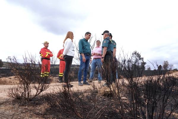 El presidente del Gobierno, Pedro Sánchez, en la zona afectada por el incendio. 