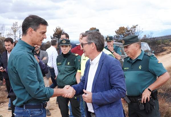 El presidente del Gobierno, Pedro Sánchez, en la zona afectada por el incendio. 