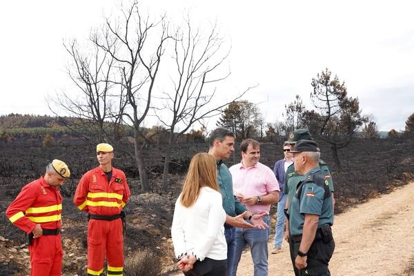 El presidente del Gobierno, Pedro Sánchez, en la zona afectada por el incendio. 