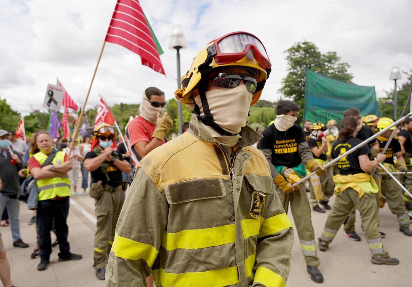 Los trabajadores de incendios forestales se concentran en las Cortes. 