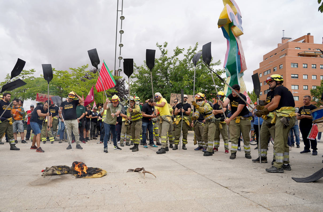 Los trabajadores de incendios forestales se concentran en las Cortes. 