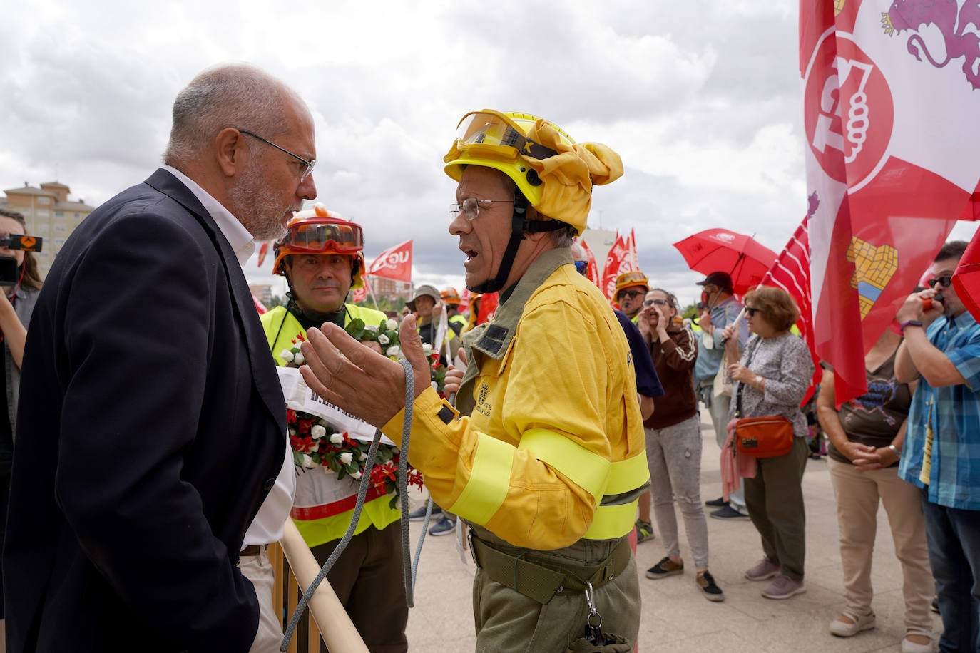 Los trabajadores de incendios forestales se concentran en las Cortes. 