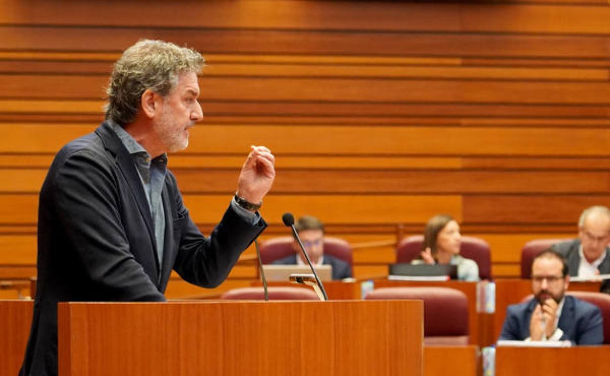 El procurador socialista José Luis Vázquez, en el Pleno de las Cortes de Castilla y León. 