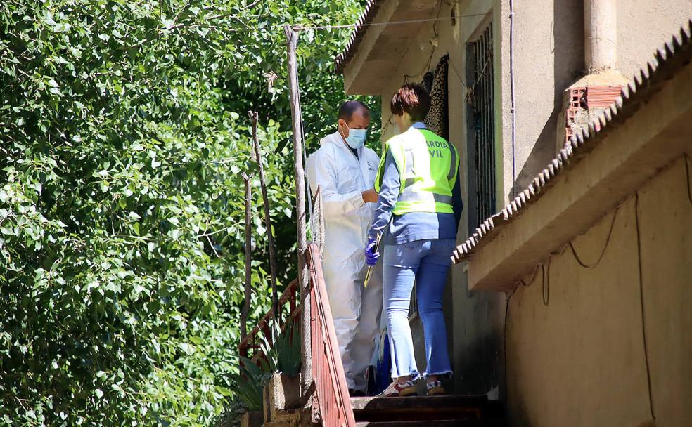 La Guardia Civil investiga el crimen en la casa de Villagarcía de la Vega.. 