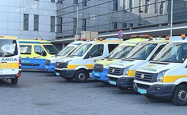 Ambulancias aparcadas frente al Hospital de León.
