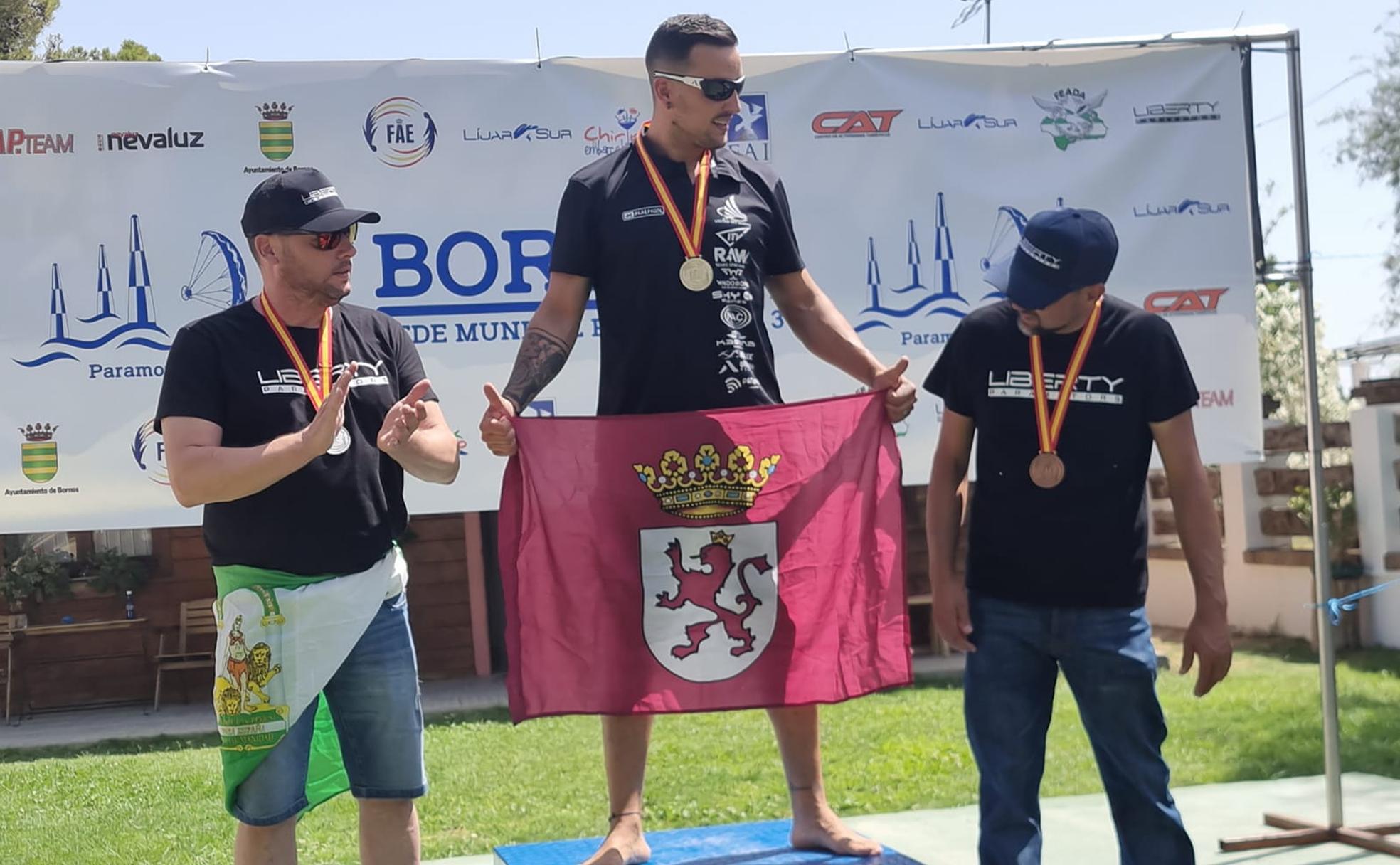 El parapentista leonés, Víctor Rodríguez conocido como 'Moncho' durante un vuelo en el Campeón de España celebrado en Bornos.