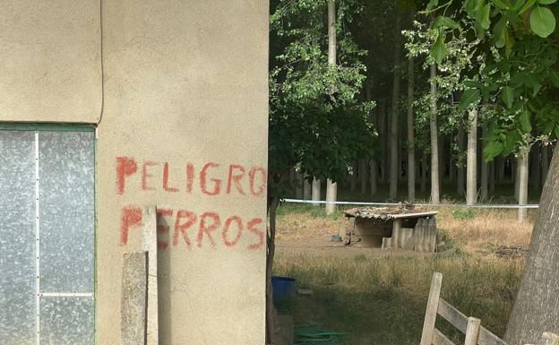 Galería. 'Peligro, perros', el llamativo mensaje en la fachada de la casa de Villagarcía de la Vega dodne se cometió el crimen este miércoles.