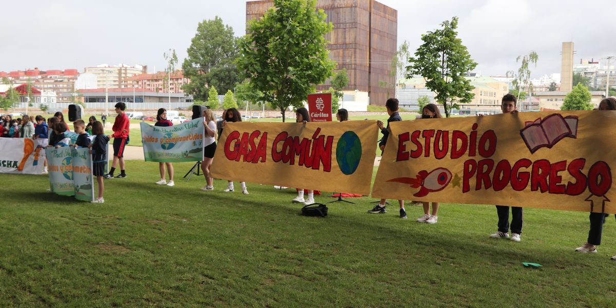 Centenares de alumnos de Carmelitas Sagrado Corazón, Carmelitas Nuestra Señora del Carmen, Discípulas y Divina Pastora participan en la adhesión de sus centros al Pacto Educativo Global