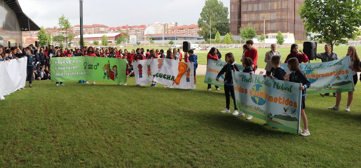 Centenares de alumnos de Carmelitas Sagrado Corazón, Carmelitas Nuestra Señora del Carmen, Discípulas y Divina Pastora participan en la adhesión de sus centros al Pacto Educativo Global