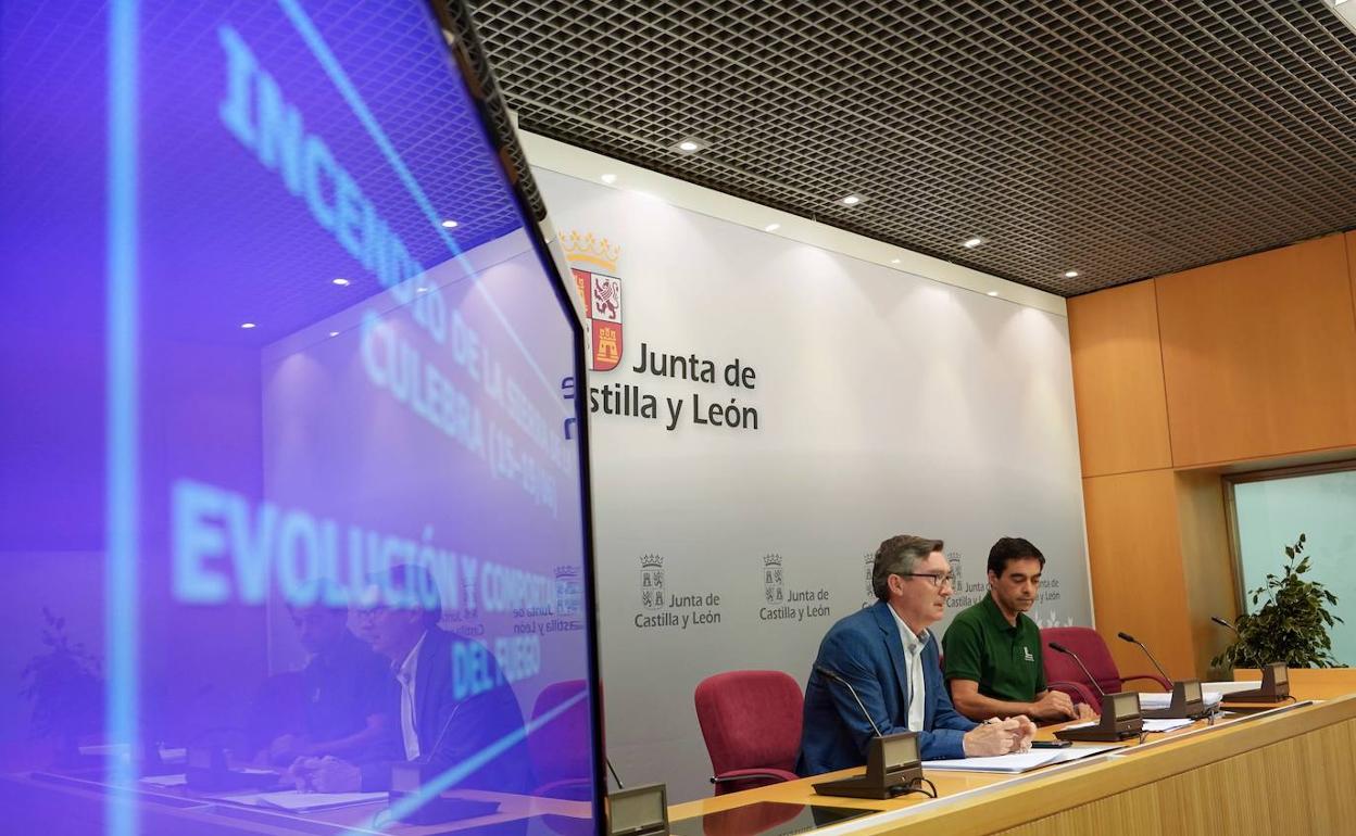 El director general de Patrimonio Natural y Política Forestal, José Ángel Arranz, acompañado por Enrique Rey y Ángel Sánchez, técnicos del operativo, informa sobre el incendio forestal de la Sierra de la Culebra.