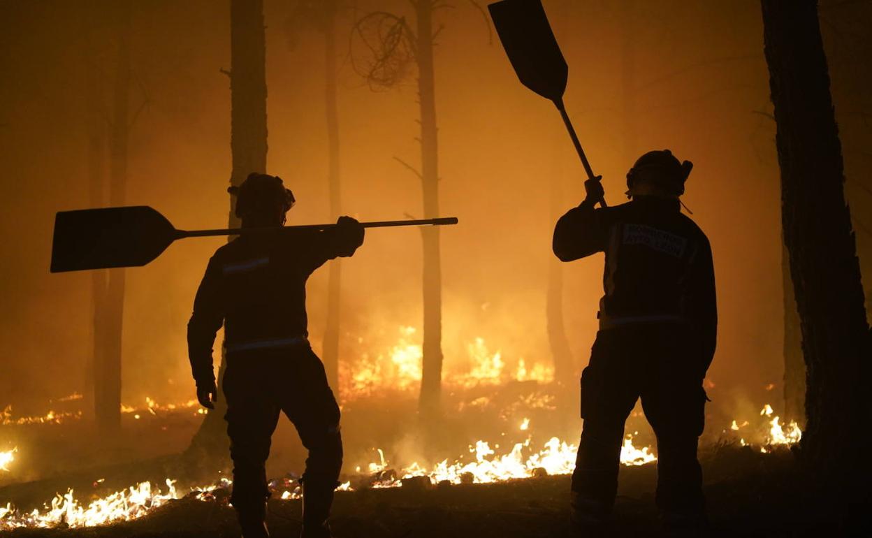 Bomberos colaborando en la extinción de incendio en la Sierra de la Culebra (Zamora).