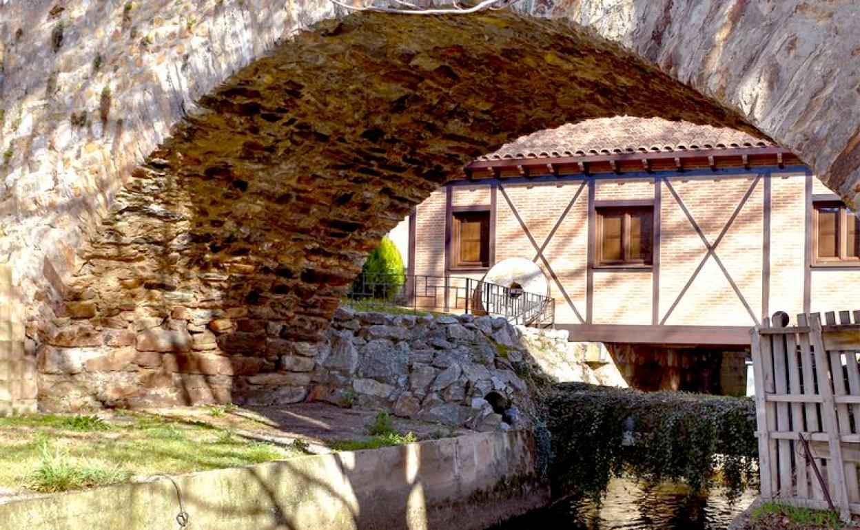 Puente de piedra y molino, un atractivo espacio de Benavides de Órbigo. 