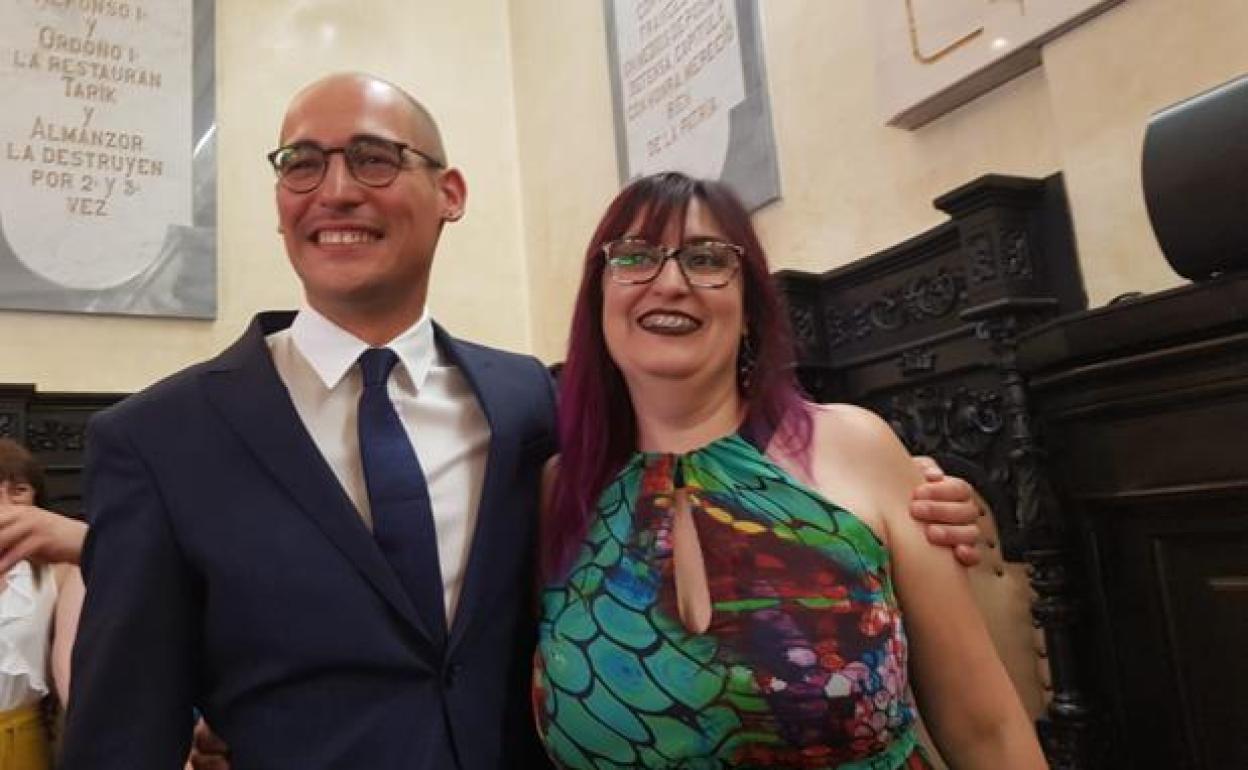 Los dos ediles de IU en Astorga, en una imagen de archivo.