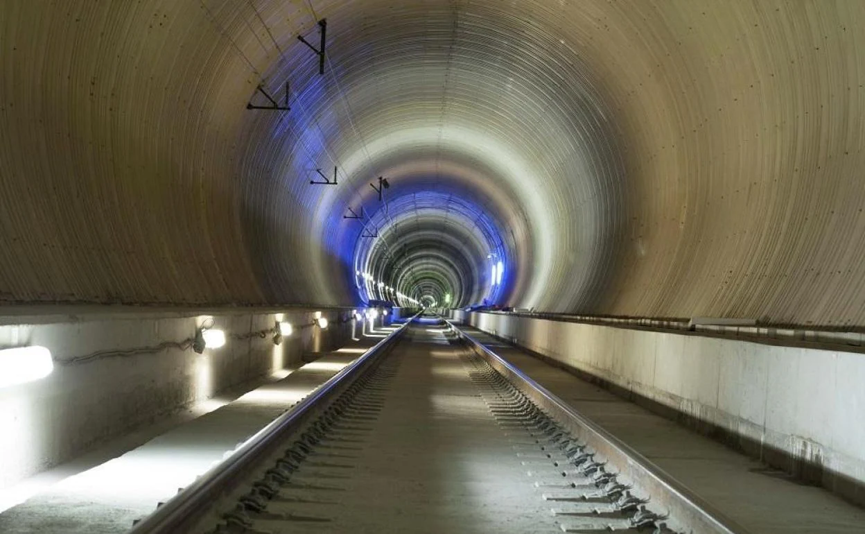 Imagen del interior de uno de los túneles de la Variante de Pajares. 