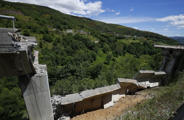 Derrumbe de parte del viaducto de O Castro en la A-6 en Vega de Valcarce.