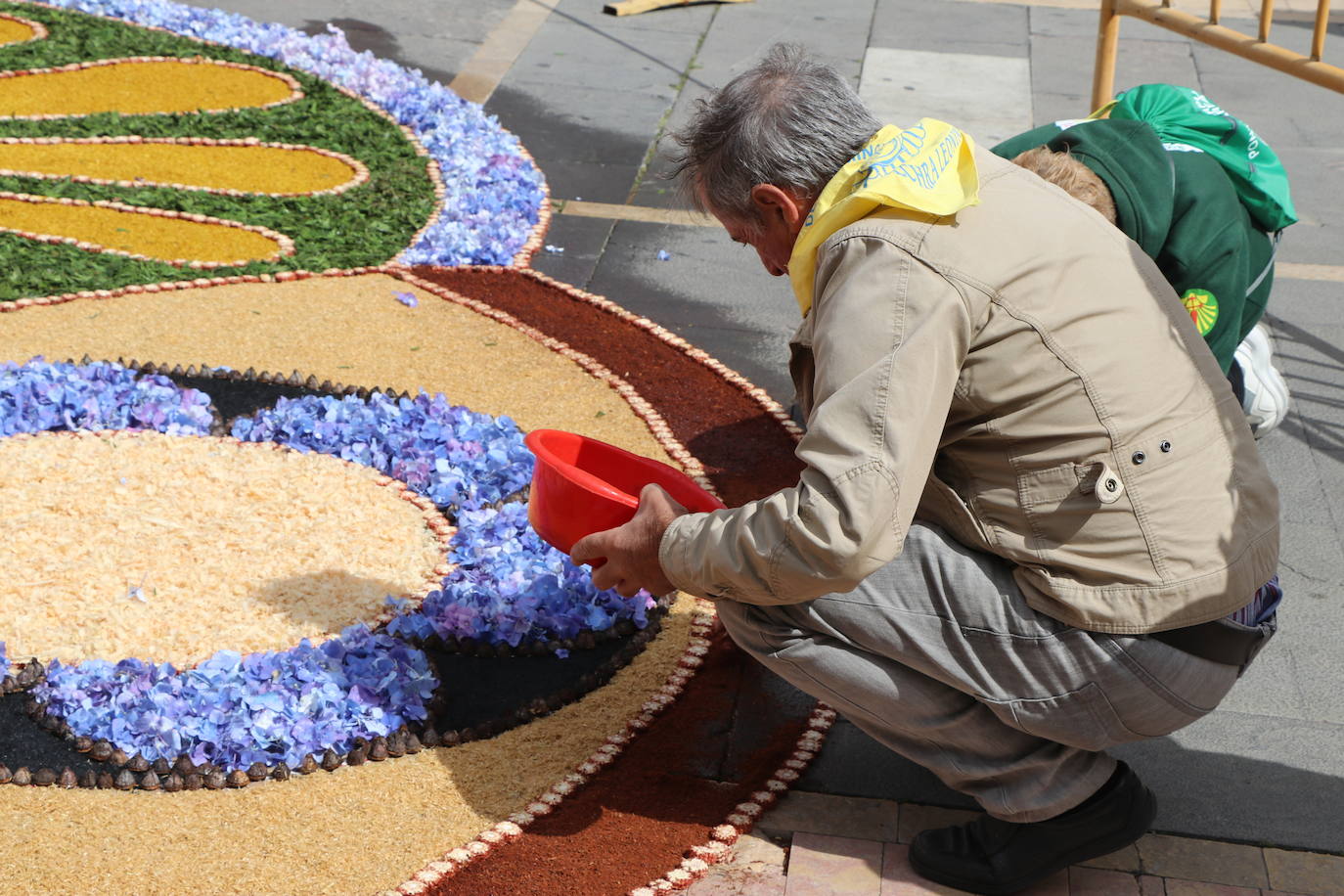 Fotos: Una alfombra floral cubre la plaza de la catedral de León