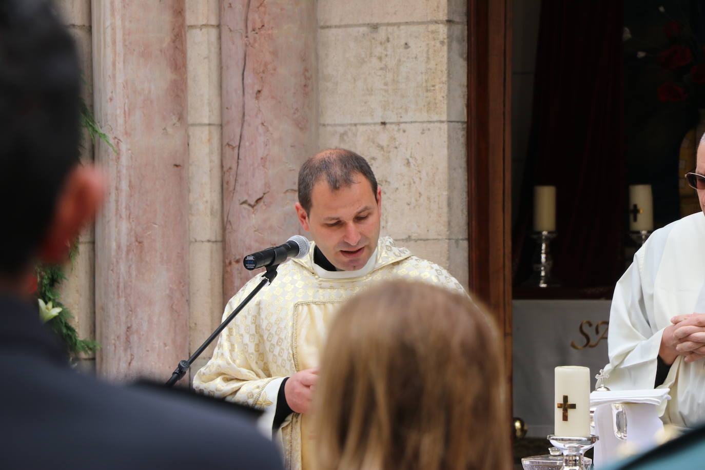 Fotos: León celebra la tradicional misa de San Juan en la capilla del Cristo de la Victoria
