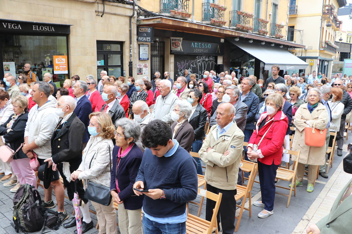 Fotos: León celebra la tradicional misa de San Juan en la capilla del Cristo de la Victoria