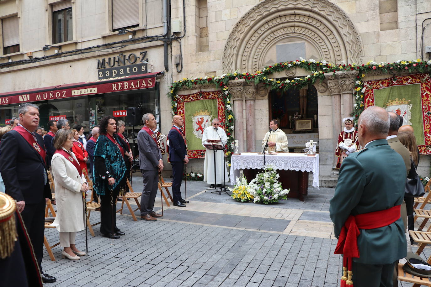 Fotos: León celebra la tradicional misa de San Juan en la capilla del Cristo de la Victoria