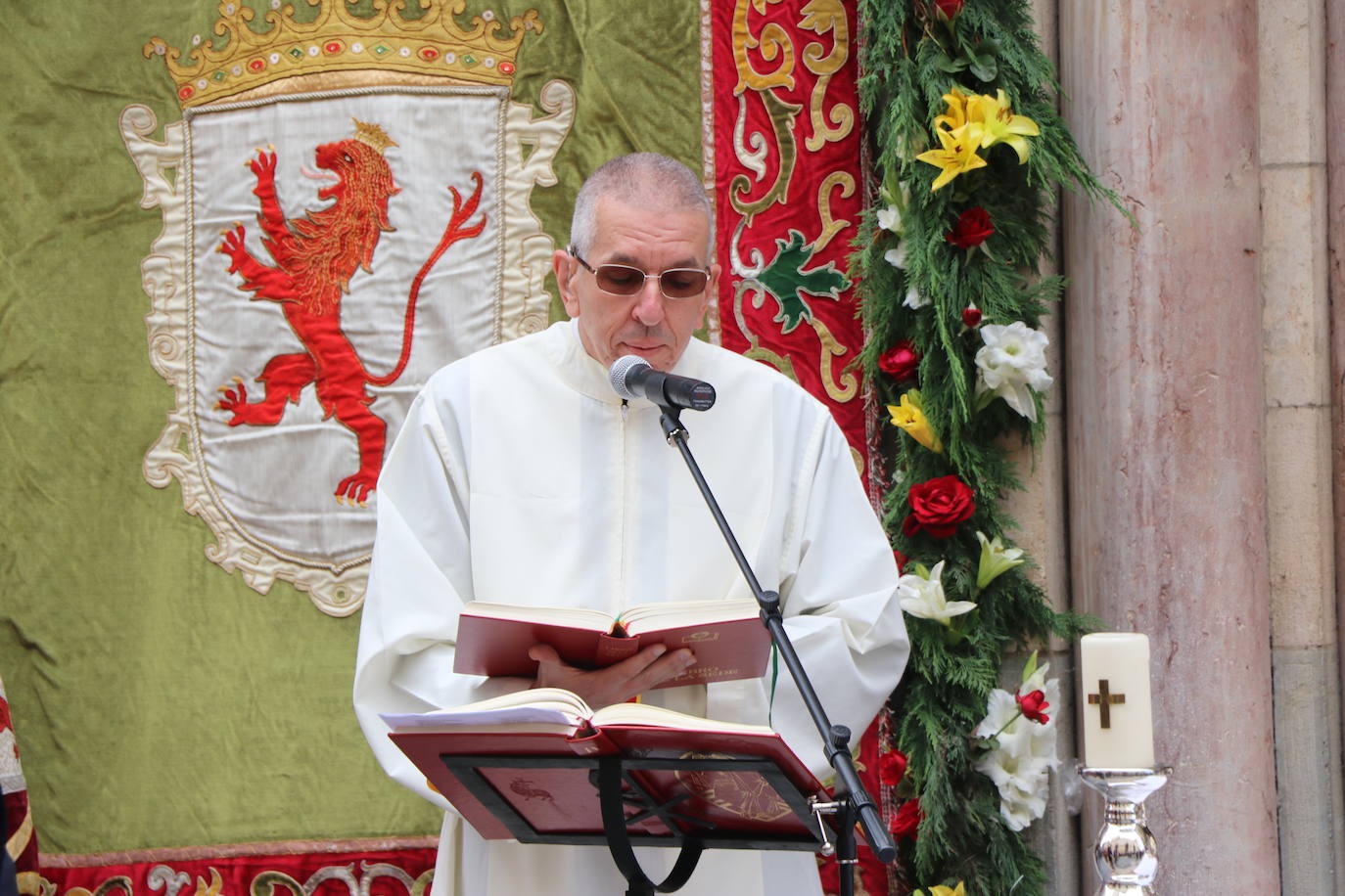 Fotos: León celebra la tradicional misa de San Juan en la capilla del Cristo de la Victoria