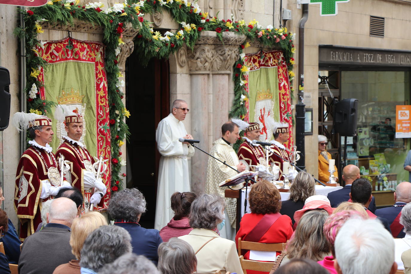 Fotos: León celebra la tradicional misa de San Juan en la capilla del Cristo de la Victoria