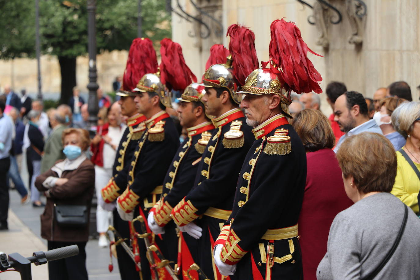 Fotos: León celebra la tradicional misa de San Juan en la capilla del Cristo de la Victoria