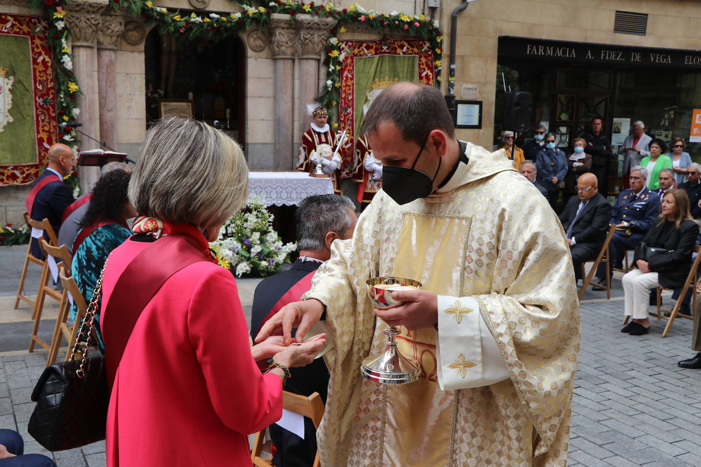 Fotos: León celebra la tradicional misa de San Juan en la capilla del Cristo de la Victoria
