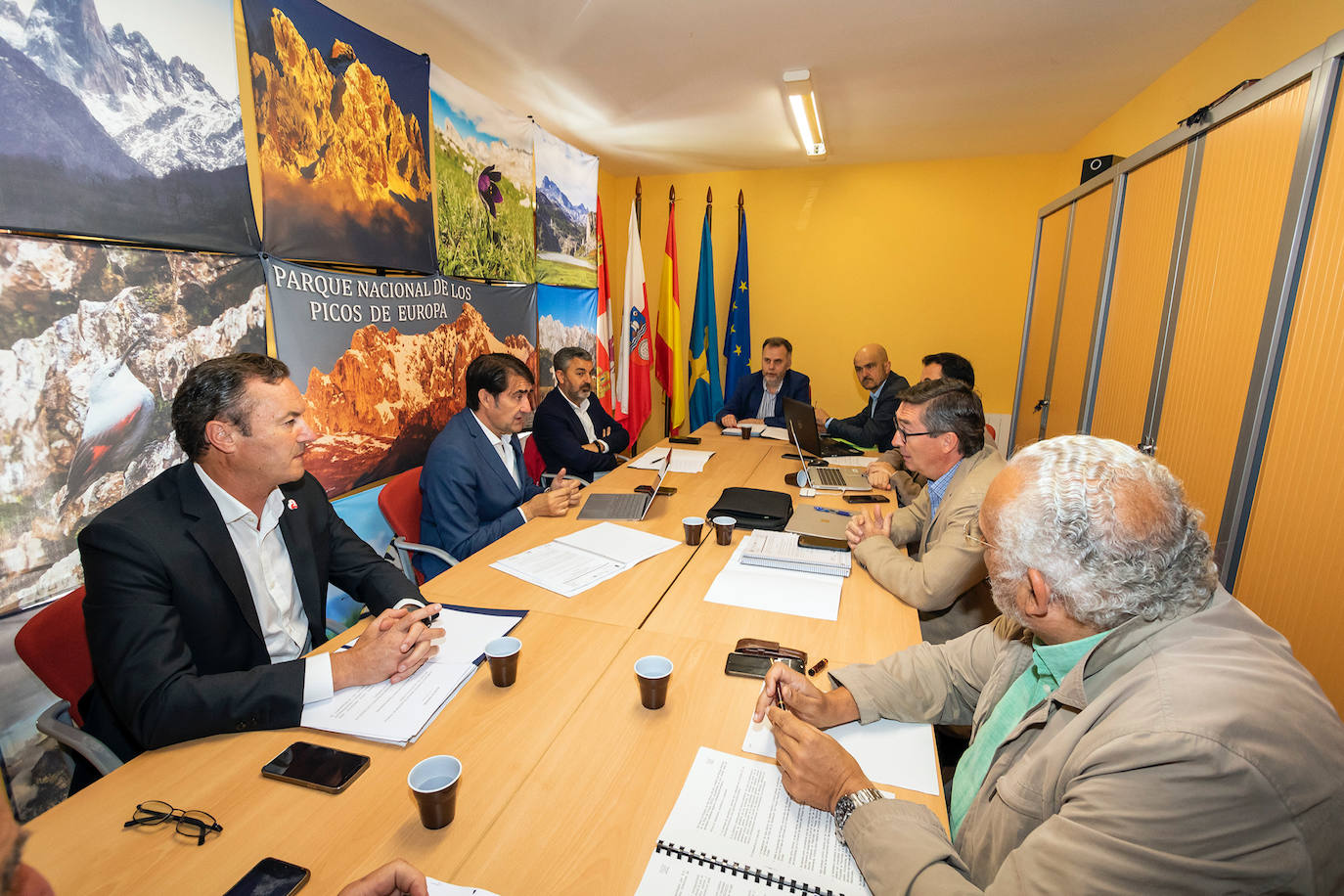 El consejero de Medio Ambiente, Vivienda y Ordenación del Territorio, Juan Carlos Suárez-Quiñones, junto a sus homólogos de Asturias y Cantabria, informa de la Comisión de Gestión del Parque Nacional de Picos de Europa y de la gestión del lobo