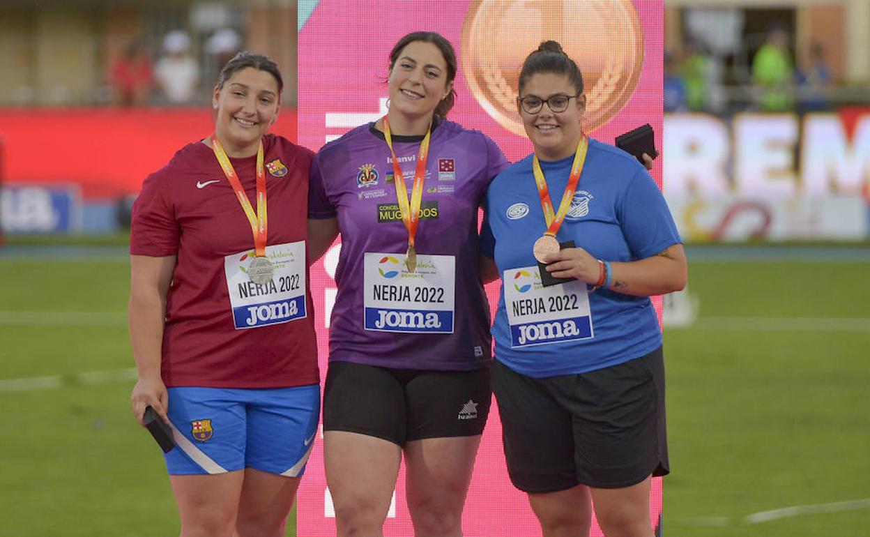 Mónica Borraz, en el podio junto a María Belén Toimil (C) y Ane Torres (D).