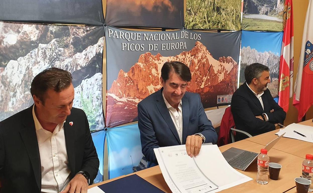 El consejero de Medio Ambiente, Vivienda y Ordenación del Territorio de la Junta de Castilla y León, Juan Carlos Suárez-Quiñones etuvo presente en el encuentro de la Comisió deGestión de Parque de Picos de Europa que se celebró en Tresviso (Cantabria).