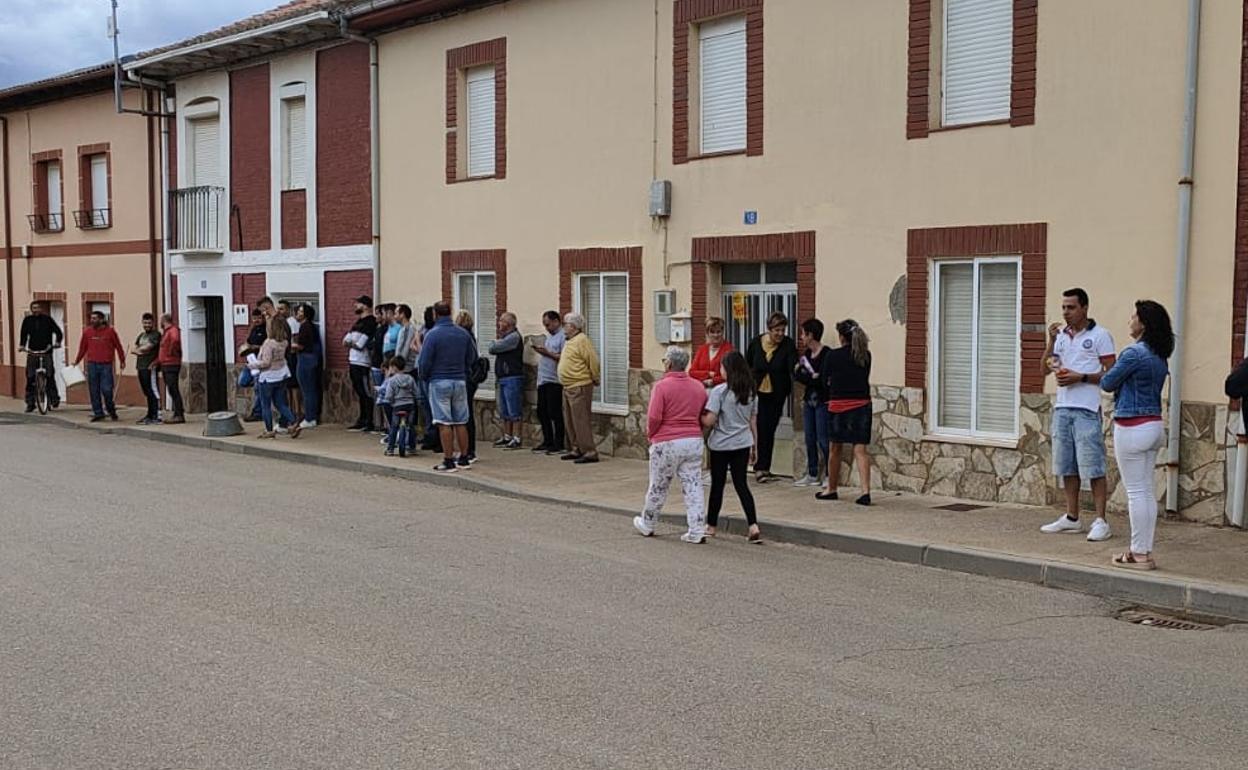 Protesta de los vecinos de Villademor de la Vega contra la decisión de llevar a un solar a las afueras del pueblo a los feriantes.