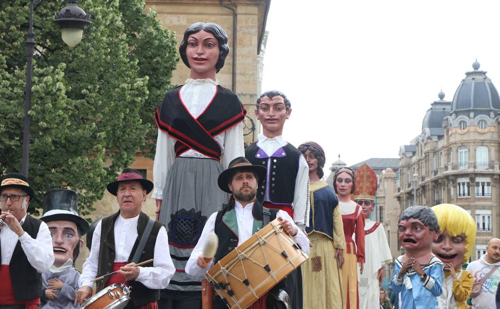 El centro de León baila y sonríe al paso de los gigantes y cabezudos que llenan las calles de ilusión este día de San Juan.