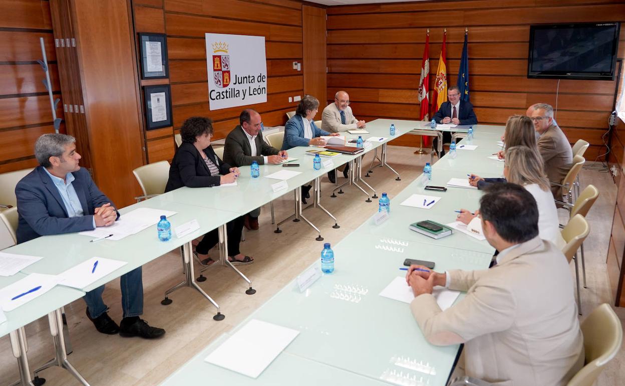 El consejero junto a los representantes de la Federación de Promoción Rural Integral de Castilla y León (Princal), Red Rural y la Asociación Huebra Iniciativas Rurales. 