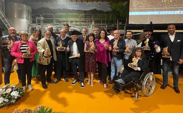 Prada a Tope y su mujer Flor Bonet junto a los galardonados con los premios Inconmensurables en la celebración del 50 aniversario en el Palacio de Canedo.