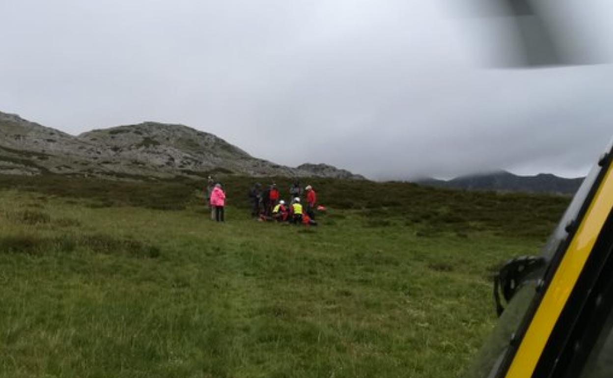 El helicóptero evacuó a la mujer lesionada hasta el centro de salud de Villablino.